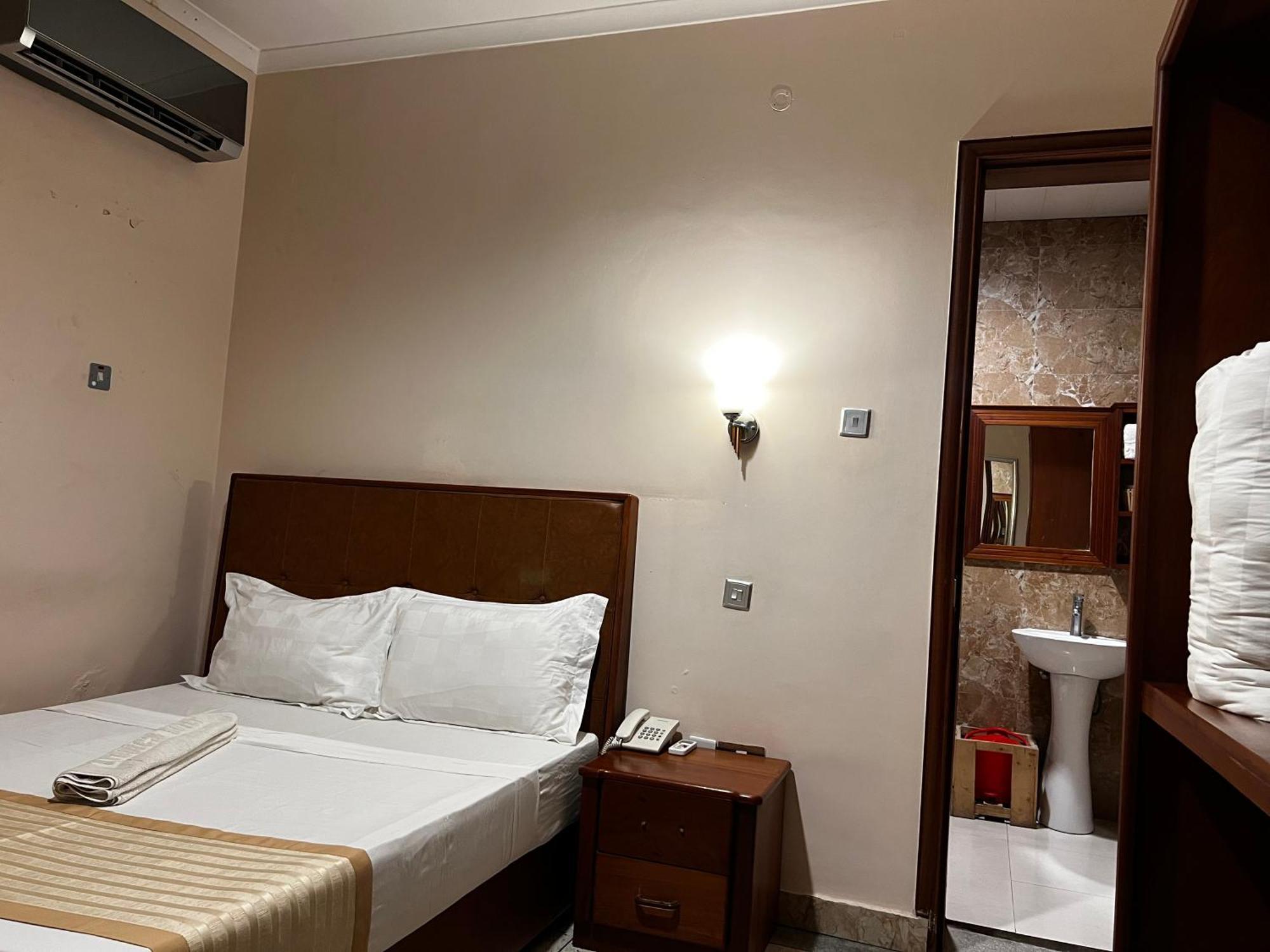 Ostello K27 Premier Backpackers Dar es Salaam Esterno foto